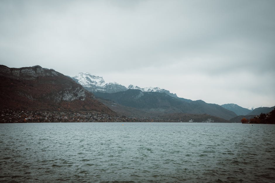annecy lake mountains
