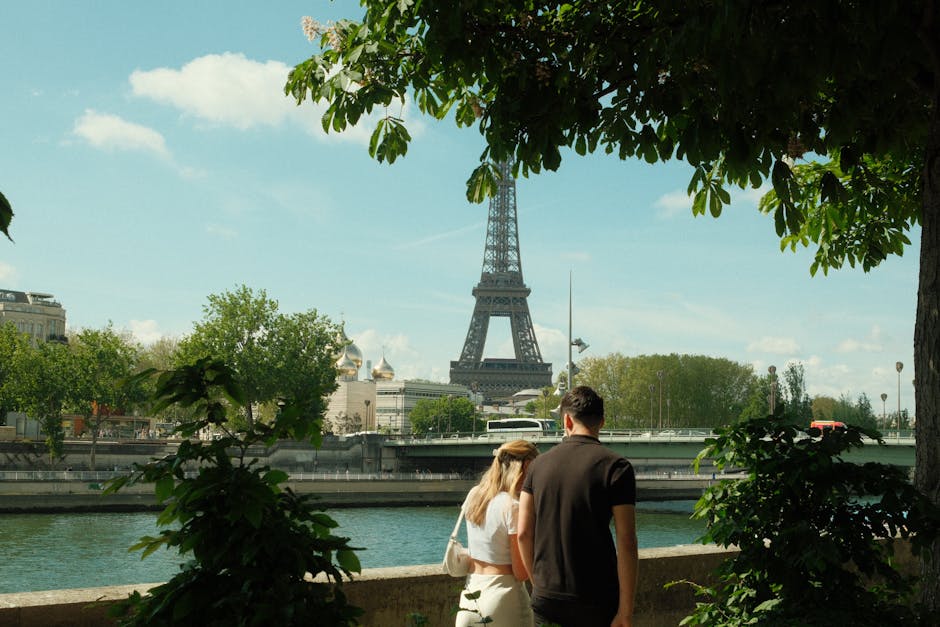 couple picnicking in park with eiffel tower