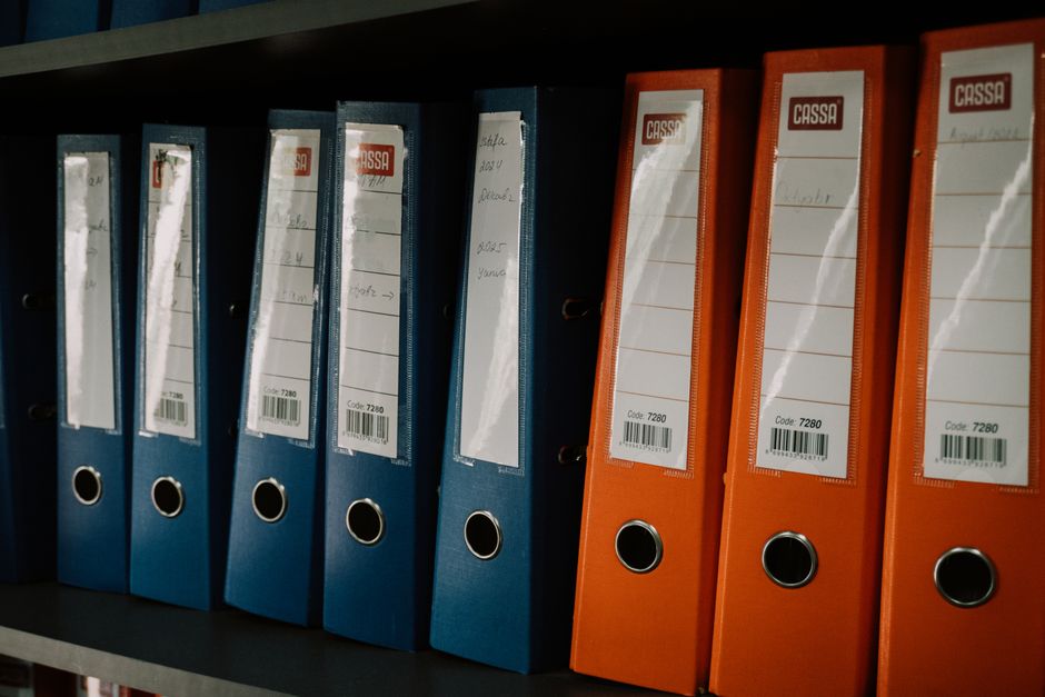 Un'interfaccia digitale pulita dove l'AI categorizza automaticamente documenti aziendali in cartelle virtuali.