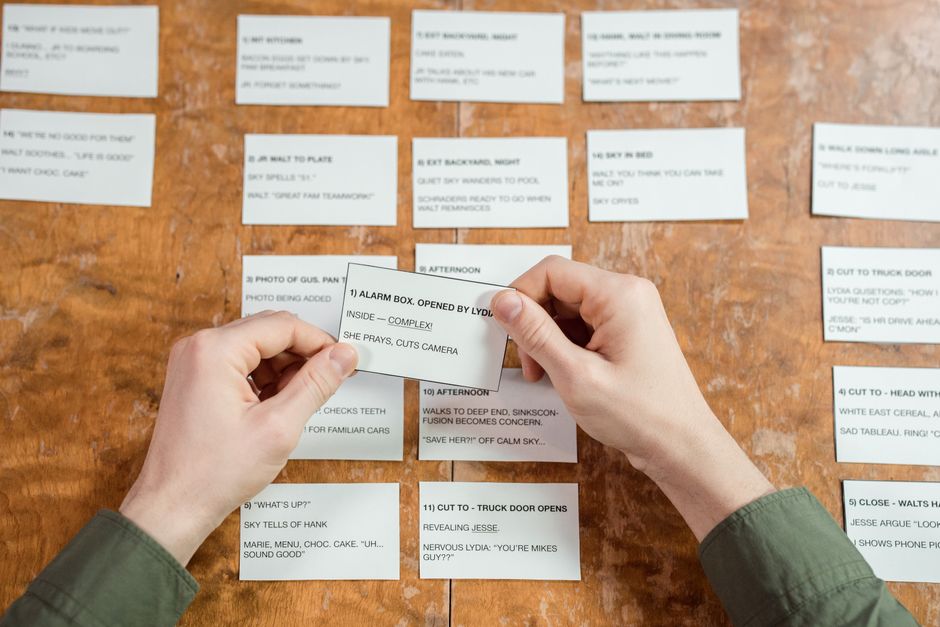 Una rete di note e idee interconnesse generate dall'AI, che mostra relazioni e punti chiave da una conversazione.