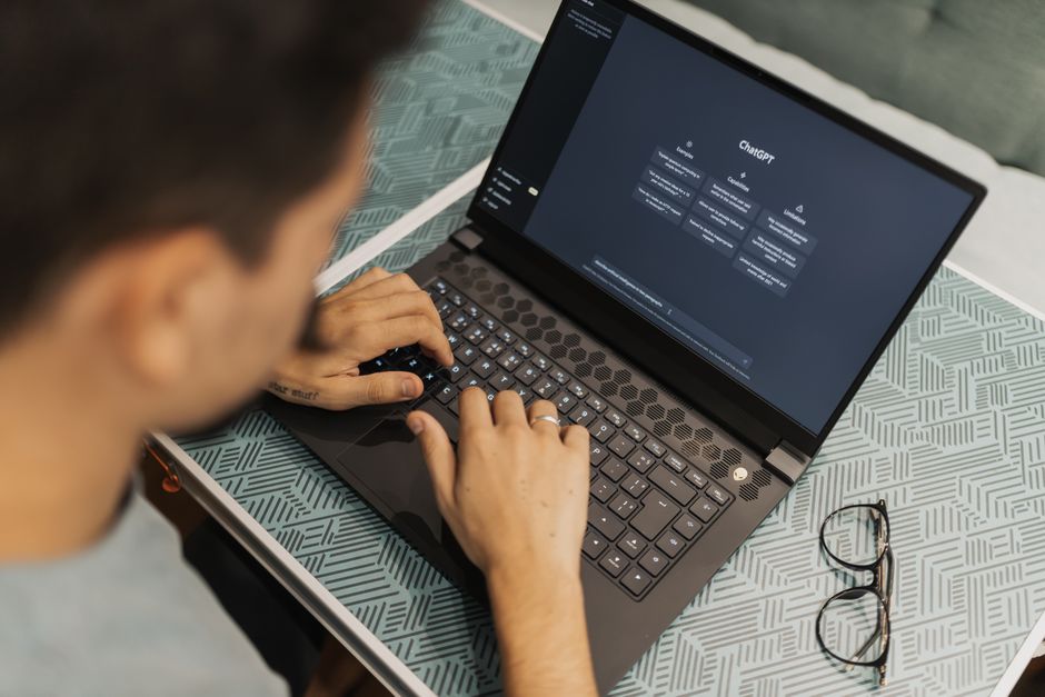 Majitel malé firmy v Brně používá notebook s otevřeným AI nástrojem, do kterého zadává konkrétní pracovní výzvu pro generování marketingového textu.