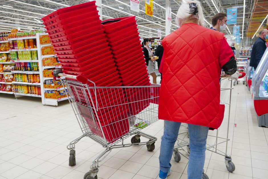 Dva nákupní vozíky v supermarketu, které nejsou přeplněné, s několika pečlivě vybranými položkami.