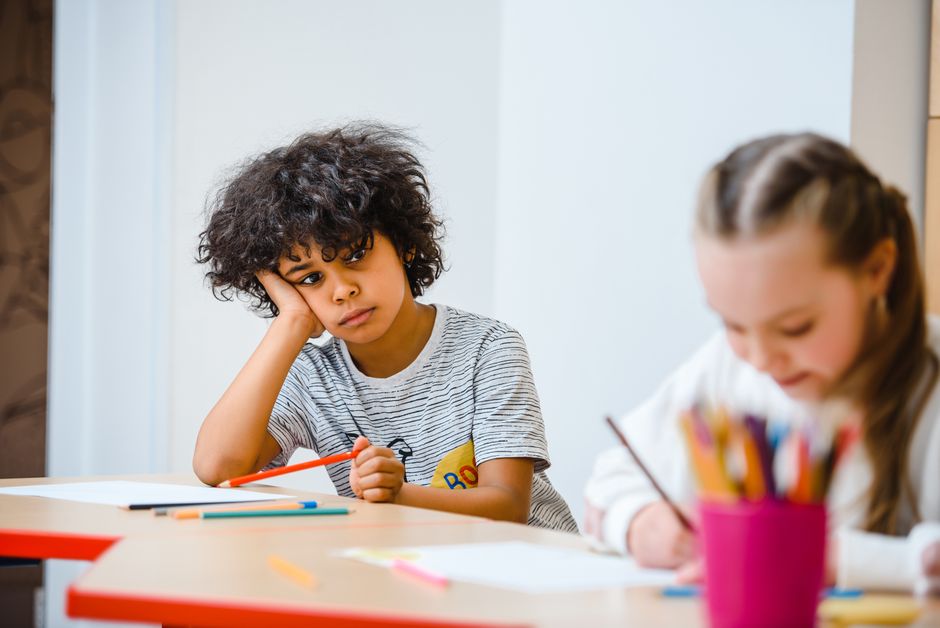 Bambini che giocano o si distraggono in un museo, lontani dalle opere d'arte