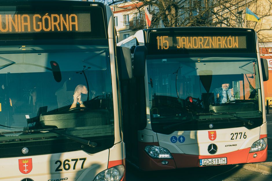 Сучасны аўтобус на еўрапейскім вакзале, чакае пасадкі