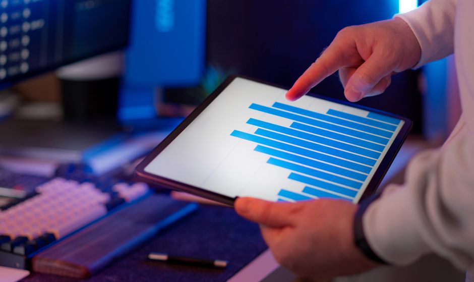 Una schermata di tablet che mostra una tabella comparativa di strumenti AI, con icone di intelligenza artificiale intorno.