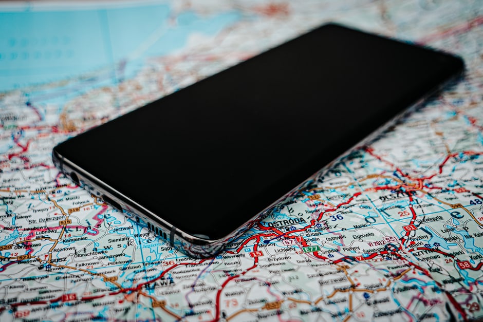 Una mappa digitale sovrapposta mostra la copertura di connettività globale su uno smartphone moderno.