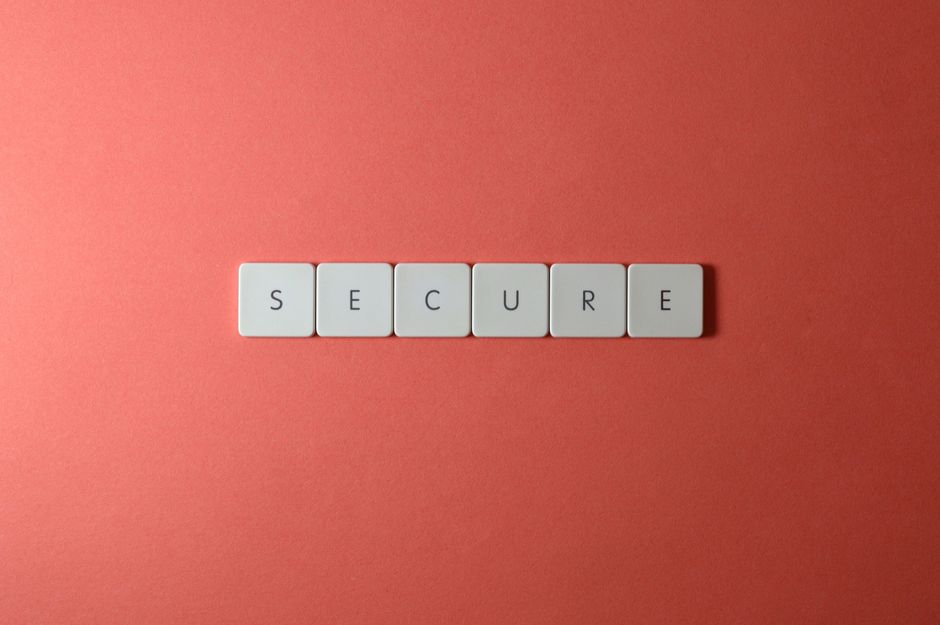 Un lucchetto digitale stilizzato che protegge i dati, simboleggiando la privacy e la sicurezza nell'uso dell'IA.
