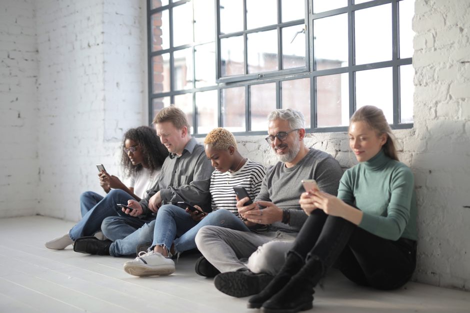 Una serie di smartphone e tablet che mostrano diverse app di comunicazione attive, simboleggiando i vari modi per connettersi a distanza.