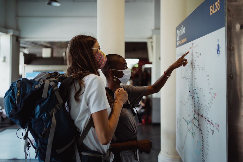 Schema intricato di linee di trasporto pubblico con punti di interesse evidenziati