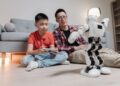 Rodina prohlížející elektroniku v obchodě během slev.