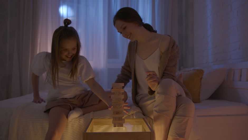 Una famiglia serena che trascorre una serata tranquilla insieme a casa.