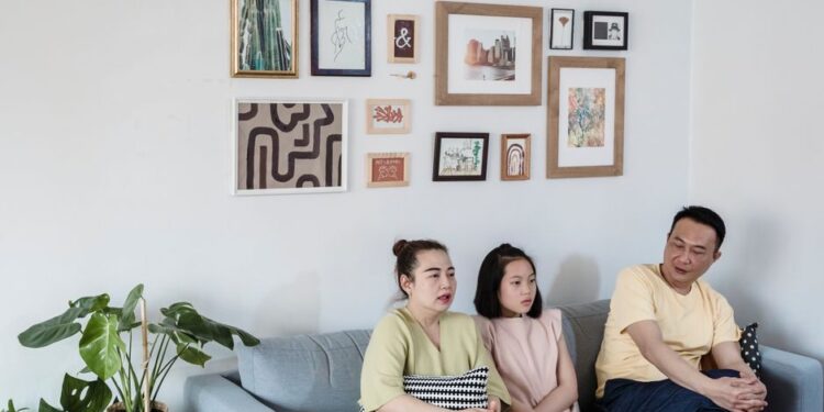 Сям'я ў маленькай гасцінай кватэры ў Мінску, бацькі працуюць, дзеці гуляюць, што адлюстроўвае выклікі суіснавання ў маленькай прасторы.