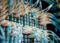 Cavi in fibra ottica che si estendono attraverso un paesaggio urbano moderno