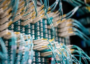 Cavi in fibra ottica che si estendono attraverso un paesaggio urbano moderno