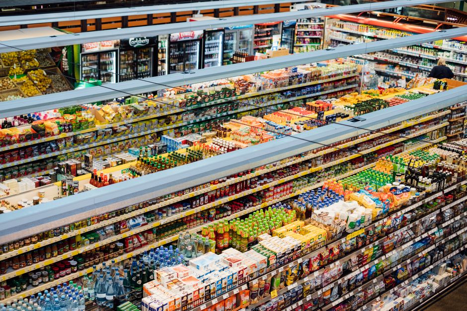 Ряди місцевих продуктів та готових страв на галасливому ринку в Європі.