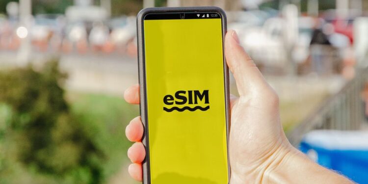 Mano che tiene due schede SIM, una vecchia e una nuova, a simboleggiare il cambio operatore mobile.