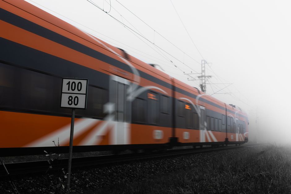 Сучасний швидкісний потяг проноситься повз європейські поля