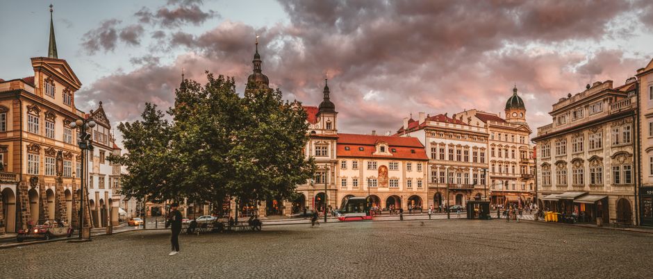 Маляўнічая плошча старога еўрапейскага горада на заходзе сонца, ідэальная база для падарожжаў.