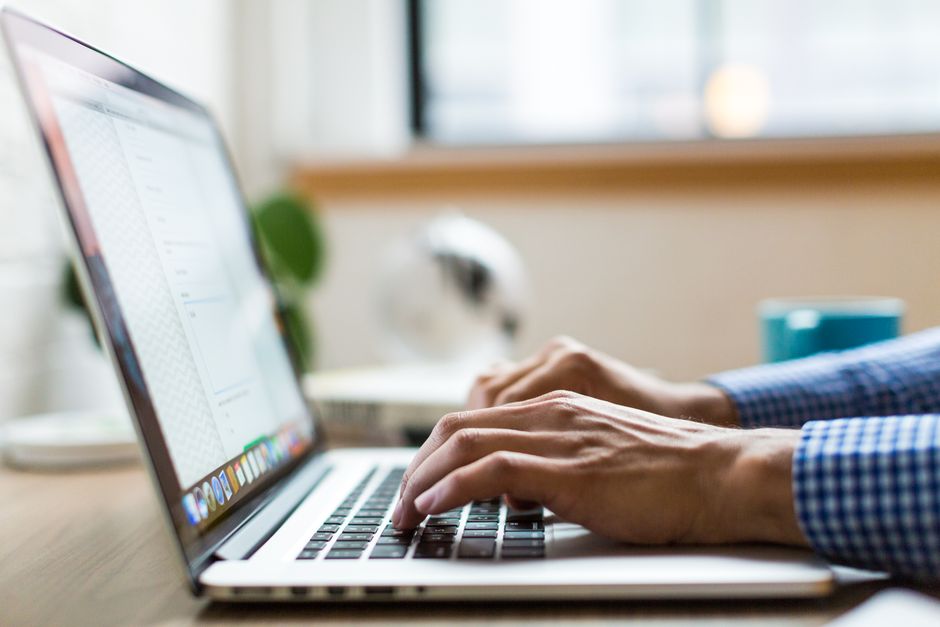 Un moderno ufficio domestico con un laptop, smartphone e un router Wi-Fi in evidenza, che mostra una connessione stabile per il lavoro e lo svago.