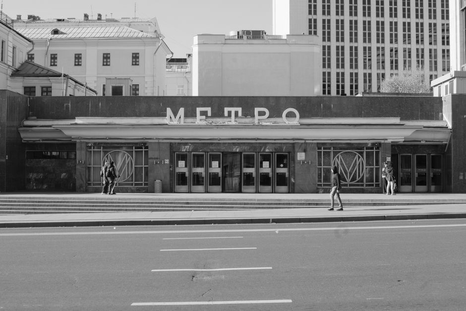 Вхід до сучасної станції метро з пасажирами