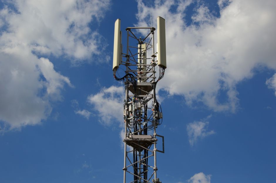 Un'antenna 5G su un tetto in una città italiana, che indica la connettività mobile avanzata per studenti e lavoratori in movimento.
