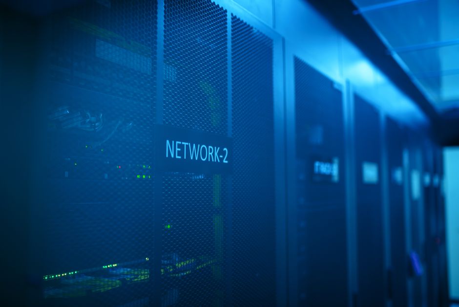 Un lucchetto digitale sovrapposto a una rete di dati interconnessi, a simboleggiare la sicurezza e la protezione dei dati personali nell'era AI.