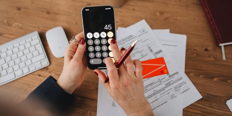 Persona che controlla la bolletta telefonica e i consumi sull'app del proprio operatore.