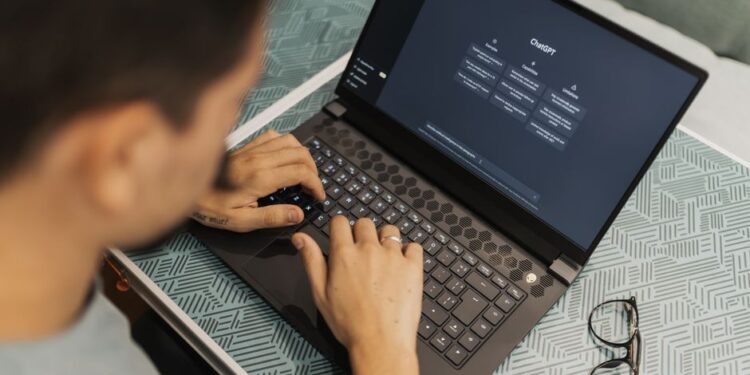 Людина порівнює різні інструменти штучного інтелекту на ноутбуці, обираючи найкращий варіант.