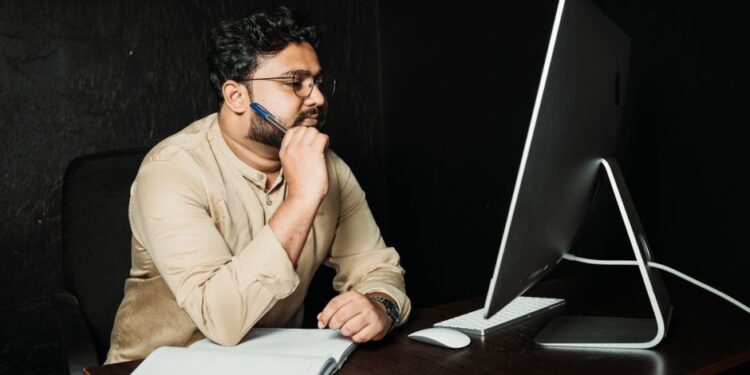 Un content creator con espressione pensierosa, circondato da simboli di task e idee, che riflette sull'AI automation.