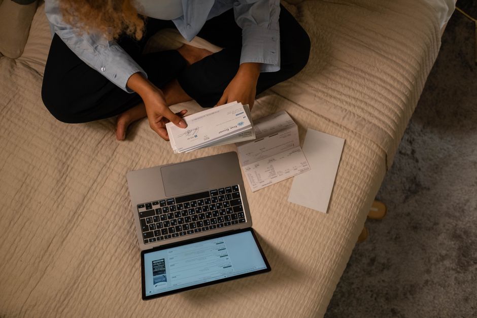 Una persona che paga le bollette o gestisce le finanze online utilizzando un tablet e un'app di home banking.