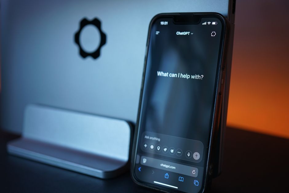 Una persona, possibilmente un piccolo imprenditore, riflette attentamente mentre interagisce con un'interfaccia di chat AI, come ChatGPT o Gemini, su un laptop, evidenziando il processo di prompt engineering.