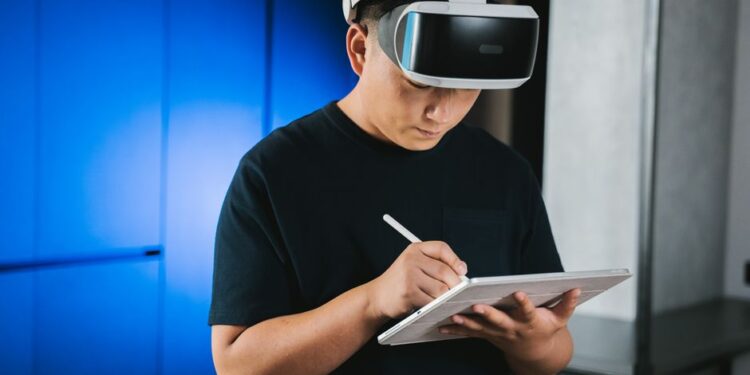 Una persona con occhiali che scrive al computer, con uno schermo che mostra interazioni con un'AI per la redazione di contenuti.