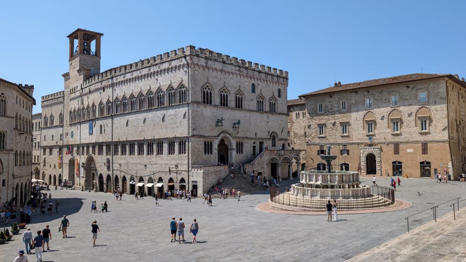 Borghetto italiano con piazza centrale, potenziale base per gite fuori porta.