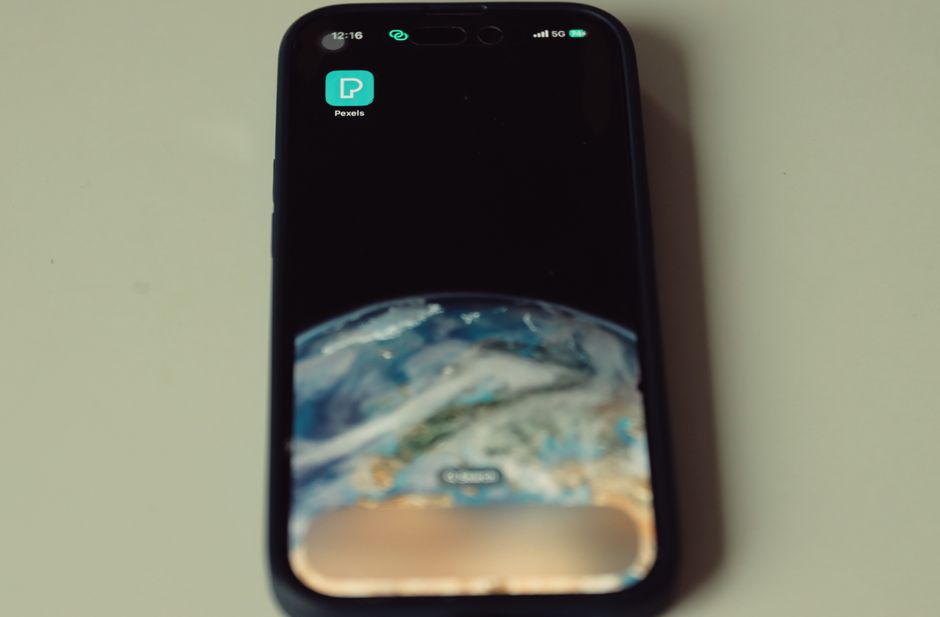 Un modem router 5G portatile compatto su un tavolo, con una mappa del mondo sfocata sullo sfondo, che simboleggia la connettività in viaggio.