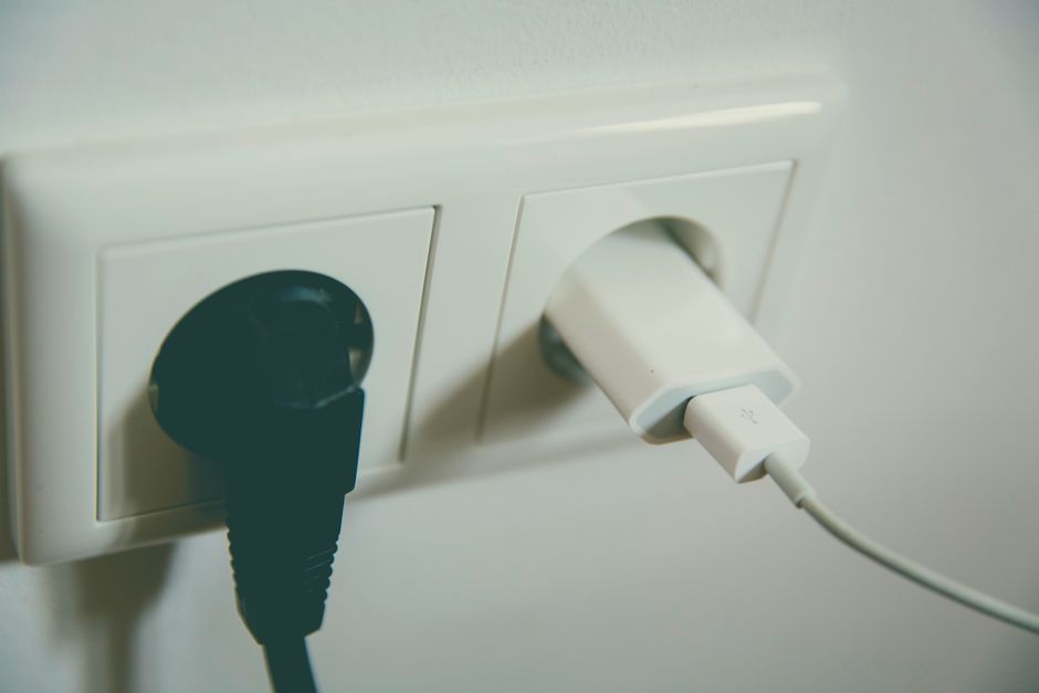 Adattatore Powerline collegato a una presa a muro, con un cavo Ethernet collegato