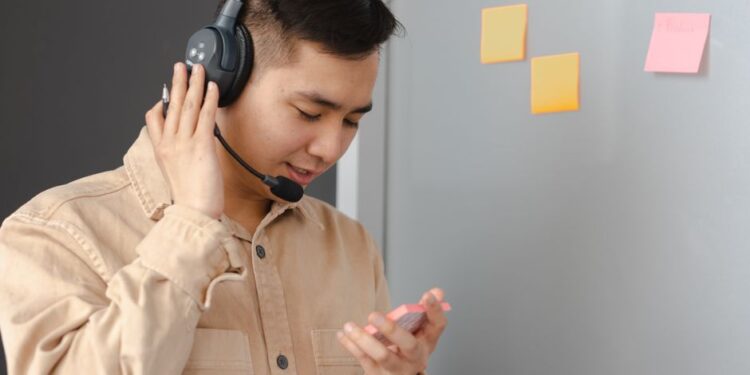 Imprenditore italiano che utilizza un assistente vocale AI per dettare email, simbolo di produttività e integrazione tecnologica nel suo ufficio.