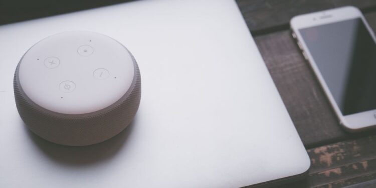 Interfaccia di una casa smart che mostra il controllo AI di luci e temperatura