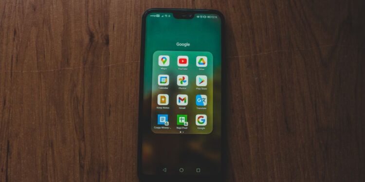 Турыст глядзіць на экран смартфона з картай горада, побач значкі перакладу і аплаты.