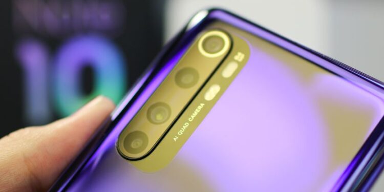 Uomo d'affari che usa uno smartphone con funzionalità AI per organizzare il lavoro, con icone di produttività sullo schermo.