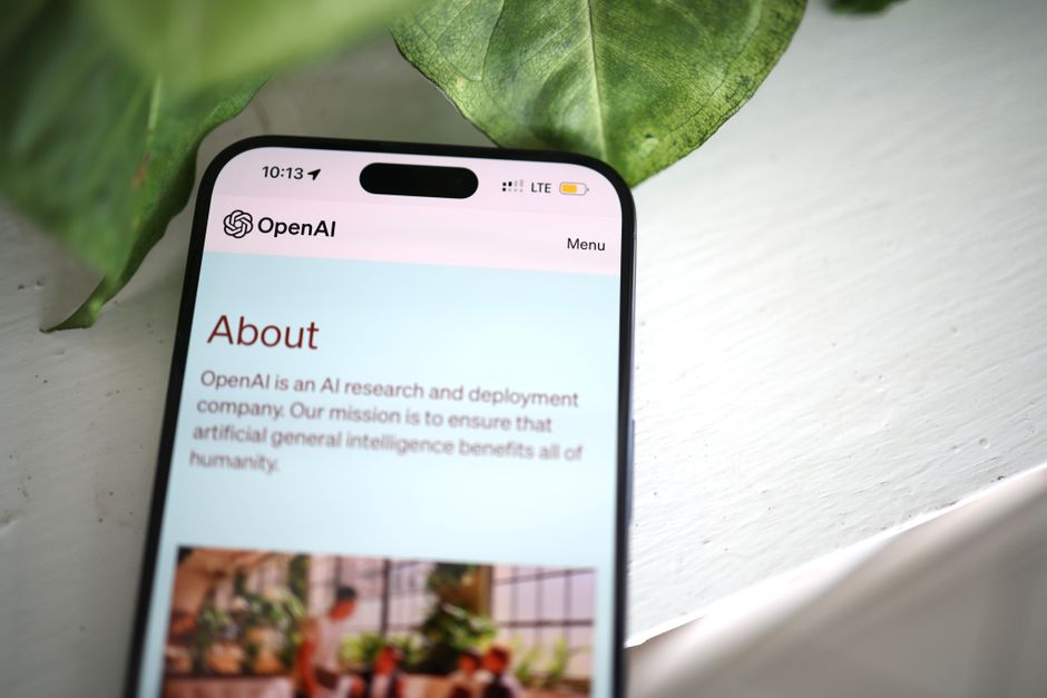 Экран смартфона дэманструе розныя AI функцыі, такія як распазнаванне тэксту і пераклад.