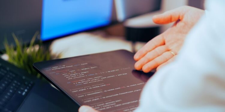 Студэнт карыстаецца дадаткам для планавання са штучным інтэлектам на планшэце