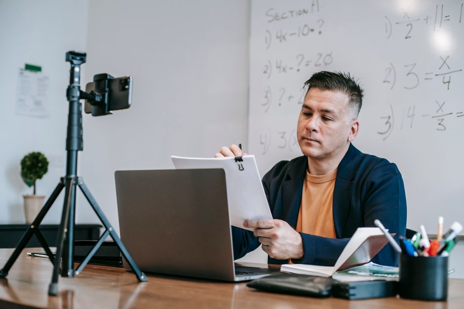 Выява: Студэнты або выкладчыкі выкарыстоўваюць розныя AI-інструменты на наўтбуках, параўноўваючы функцыі і вынікі.