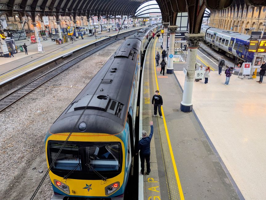 Treno che parte da una stazione in una città europea, simbolo di efficienti trasporti locali.