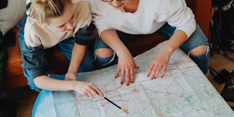 Una viaggiatrice solitaria consulta una mappa digitale su smartphone, con uno zaino da viaggio e un'espressione pensierosa.