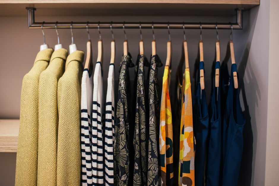 Assortimento di cappotti e giacche in diverse colorazioni e tessuti appesi in un armadio