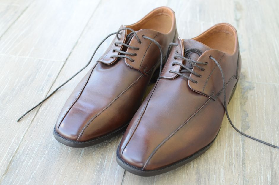 Diverse paia di scarpe versatili, perfette per un guardaroba capsule da viaggio, disposte ordinatamente