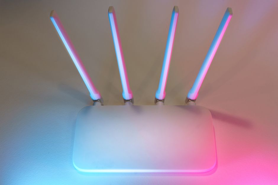 Diagramma illustrativo che mostra la propagazione delle onde Wi-Fi attraverso le pareti di una casa, evidenziando le zone d'ombra.