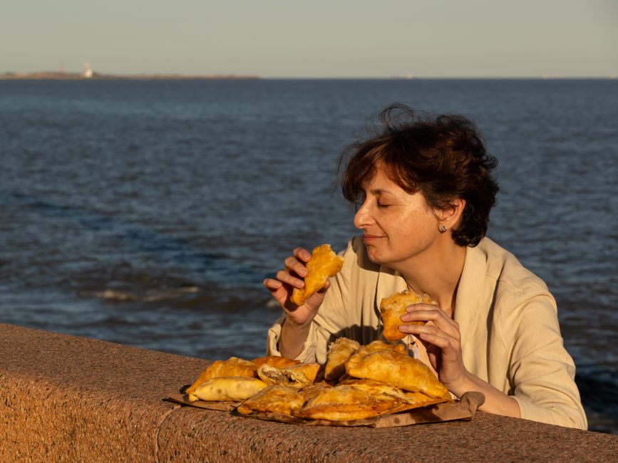 Дзяўчына есць смачную ежу ў невялікім мясцовым кафэ на адкрытым паветры