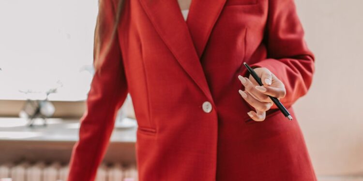 Donna con blazer elegante smart casual che partecipa a una videochiamata
