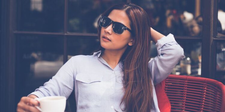 Дзяўчына ў smart casual вобразе п'е каву ў стыльнай кавярні ў Мінску.